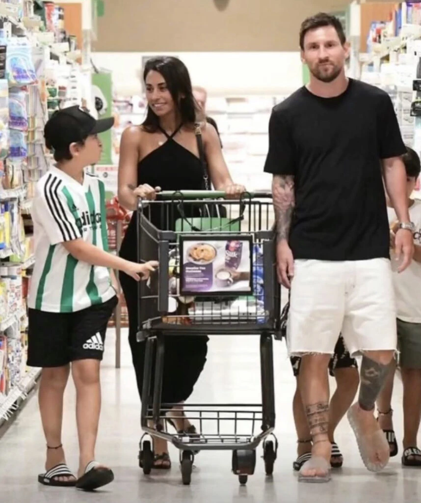 El look total black de Antonela Roccuzzo en Miami