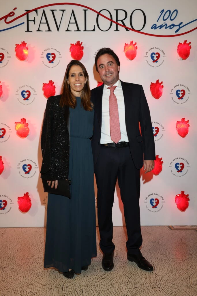El ministro de la embajada de Uruguay, José Ramiro Reyes, junto a Georgina Pepa Morelli, su mujer, en la gala por los 100 años de René Favaloro en el Teatro Colón