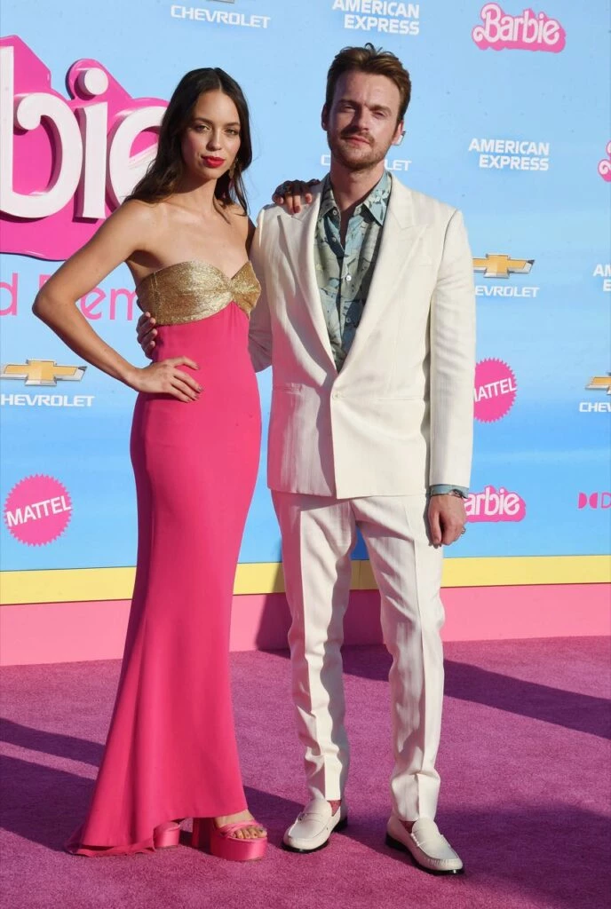 Claudia Sulewski y FINNEAS en la premiere mundial de la película Barbie. Foto: Fotonoticias.