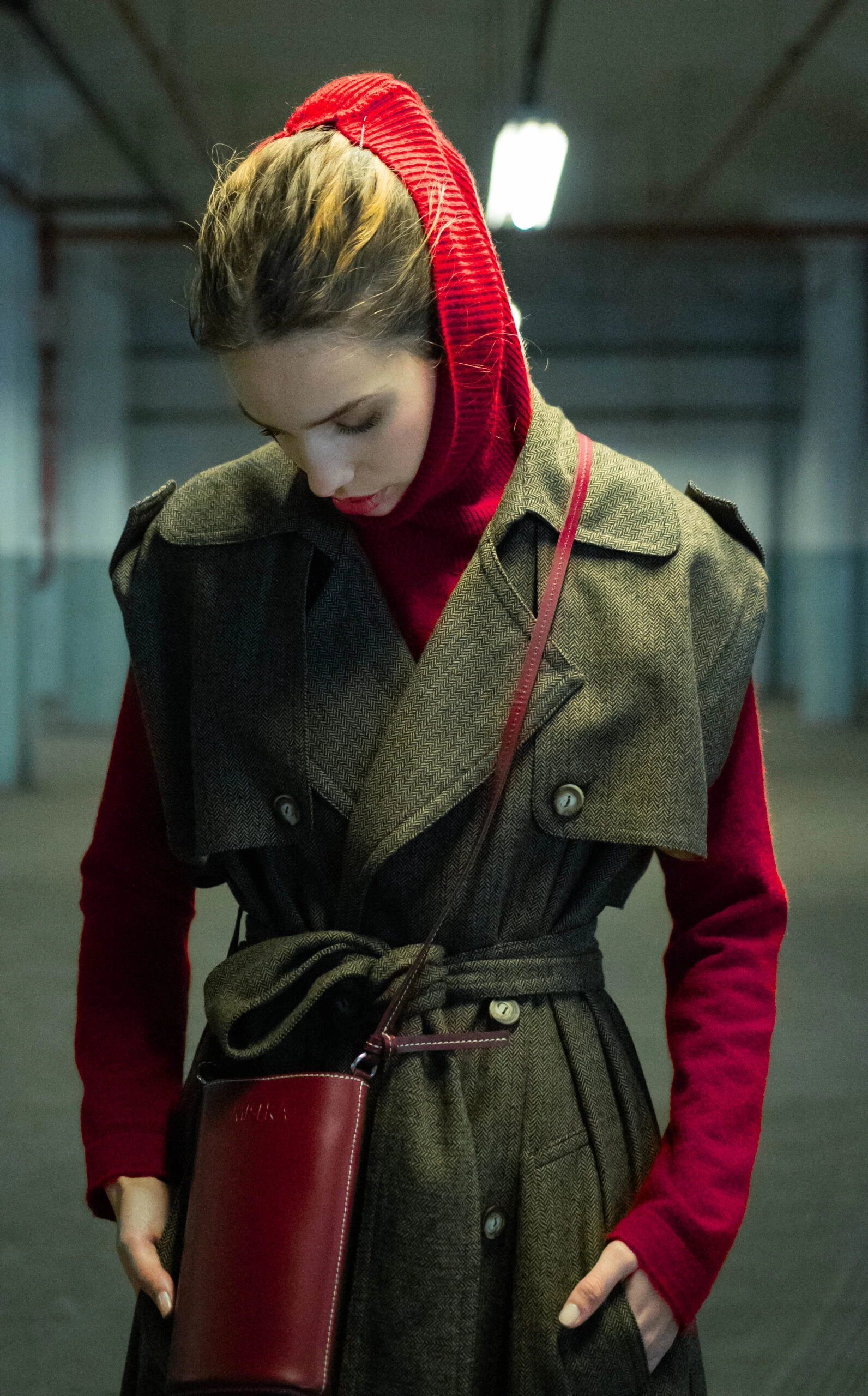 Chaleco largo de tweed con corte estilo trench, polera con el cuello como capucha y pantalón ancho de denim @bluesheepbaCartera bandolera de cuero @mishkabuenosaires
