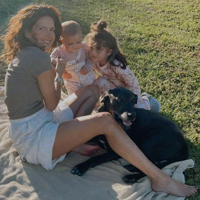 Isabel Macedo junto a sus dos hijas
