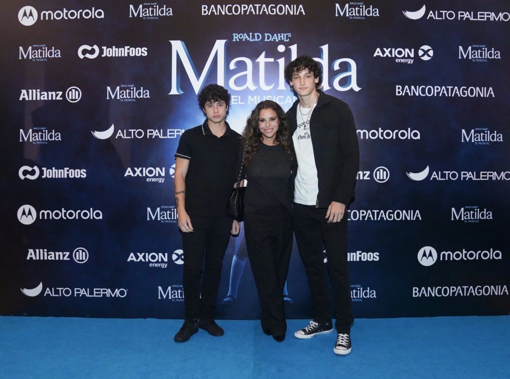 Julieta Ortega con su hijo Benito y amigo