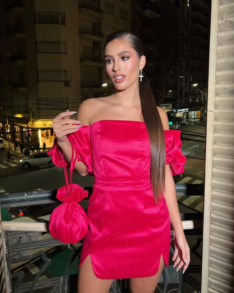 Julieta Poggio con look barbiecore