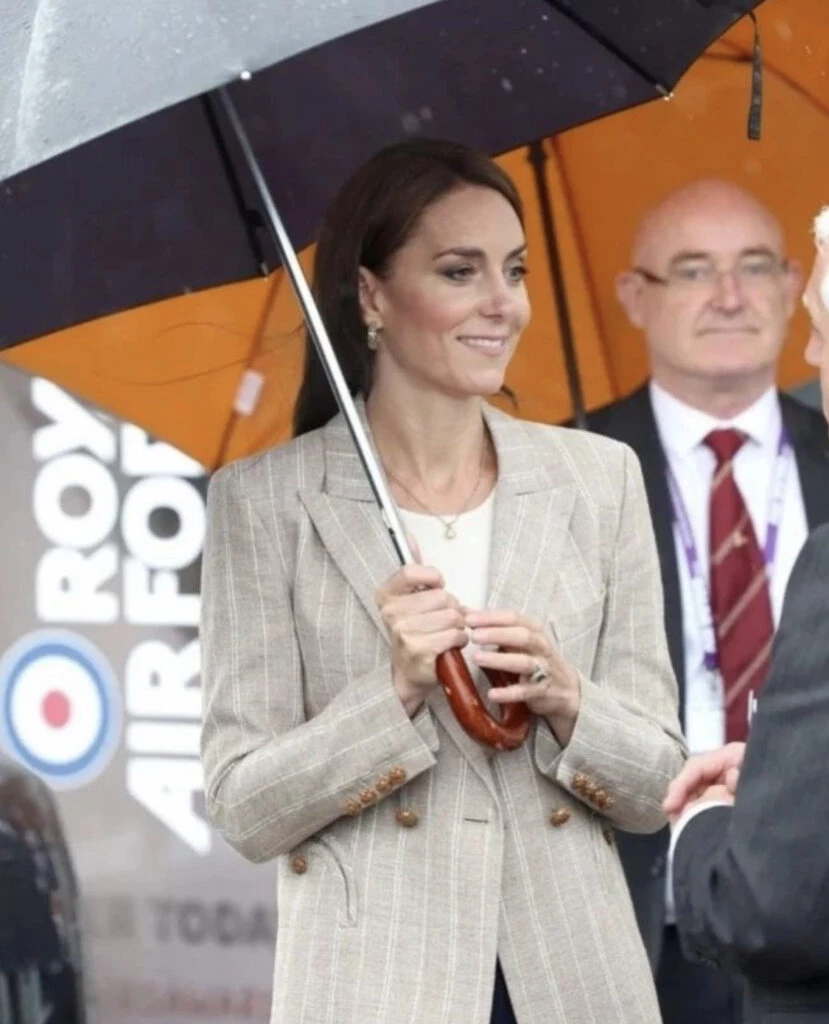 Kate Middleton apostó por pantalones y blazer. Foto: Instagram.