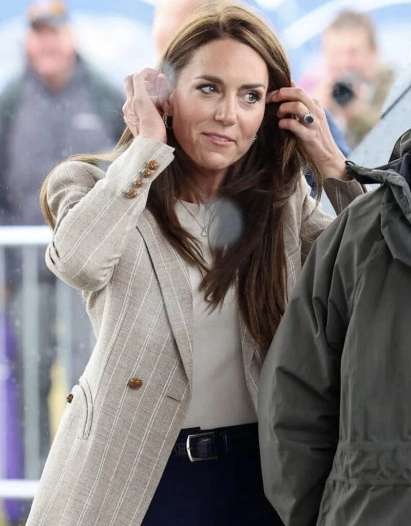 Kate Middleton apostó por pantalones y blazer. Foto: Instagram.