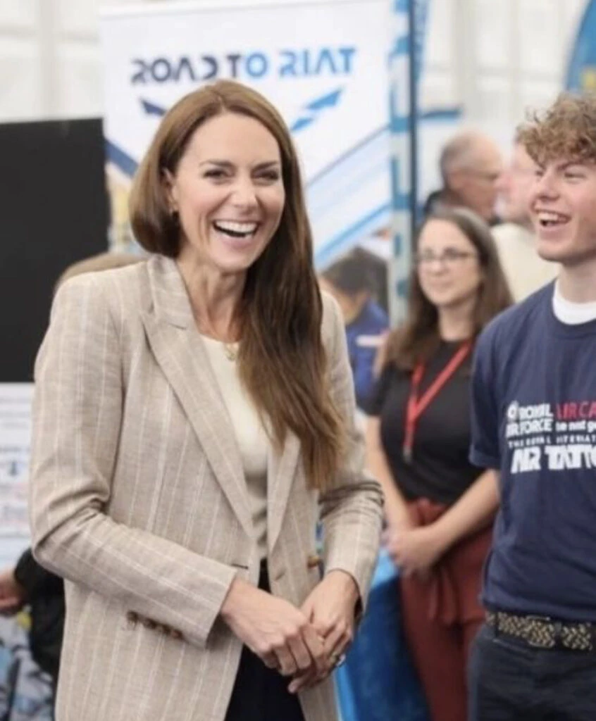 Kate Middleton apostó por pantalones y blazer. Foto: Instagram.