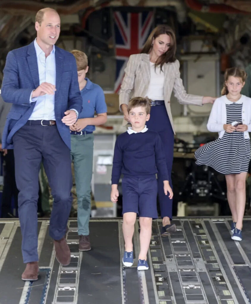 Kate Middleton apostó por pantalones y blazer. Foto: Instagram.