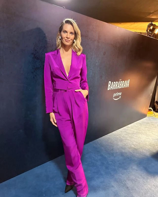 Liz Solari con look sastrero en tono violeta