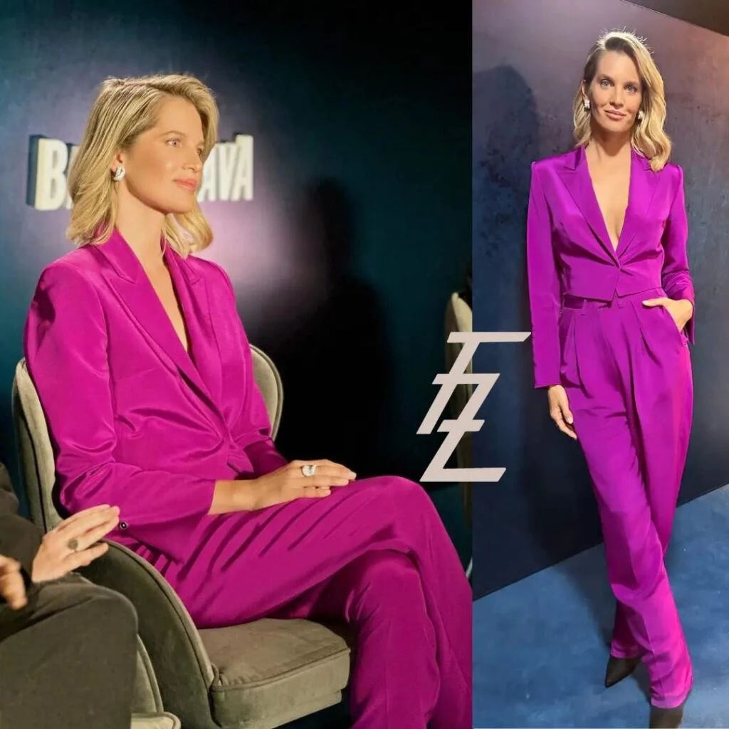 Liz Solari con look trendy color uva