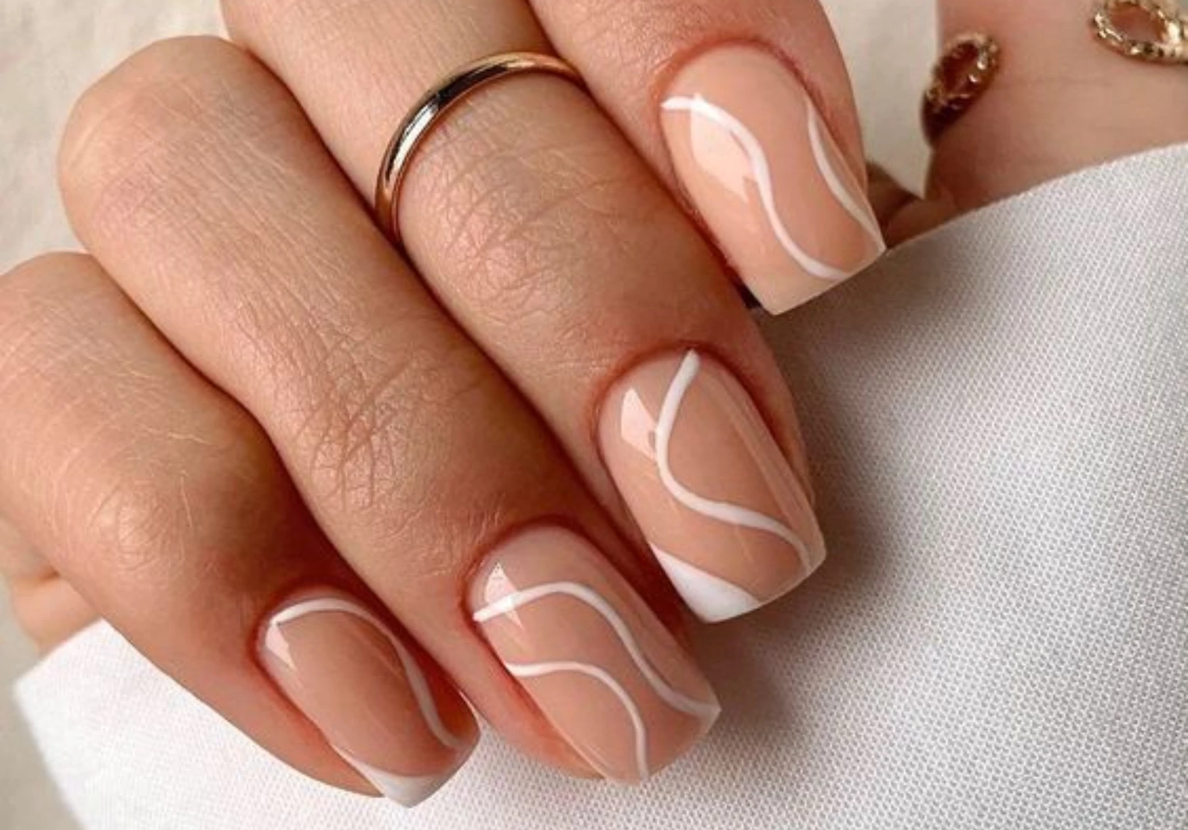 Manicura minimalista, 5 diseños de uñas con líneas o curvas para inspirarse