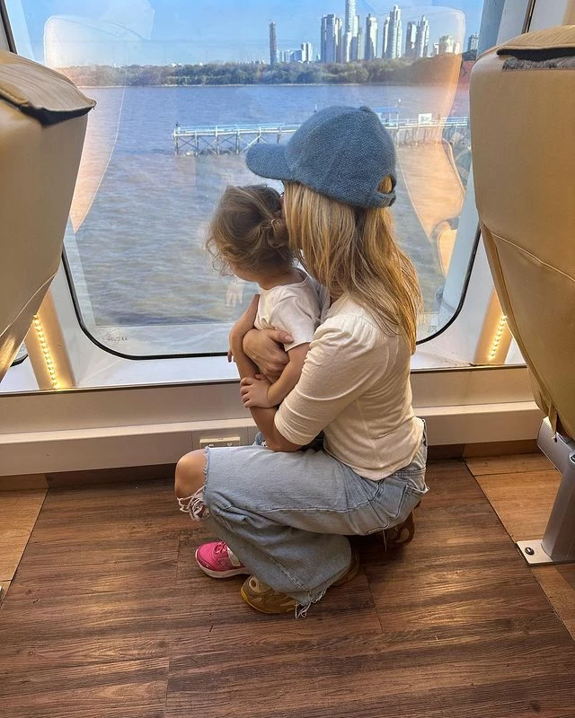 Mery del Cerro junto a Cala, su hija más pequeña, rumbo a Uruguay