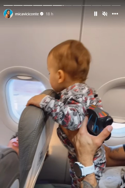 Mica Viciconte mostró a Luca en el avión