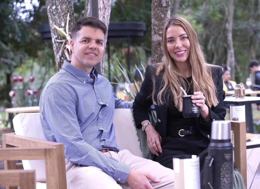 Nanci Savarin y su esposo, ambos fundadores de Susurro Nativo
