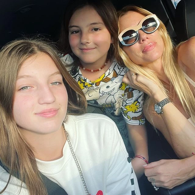 Nicole Neumann se mostró en Miami con sus dos hijas