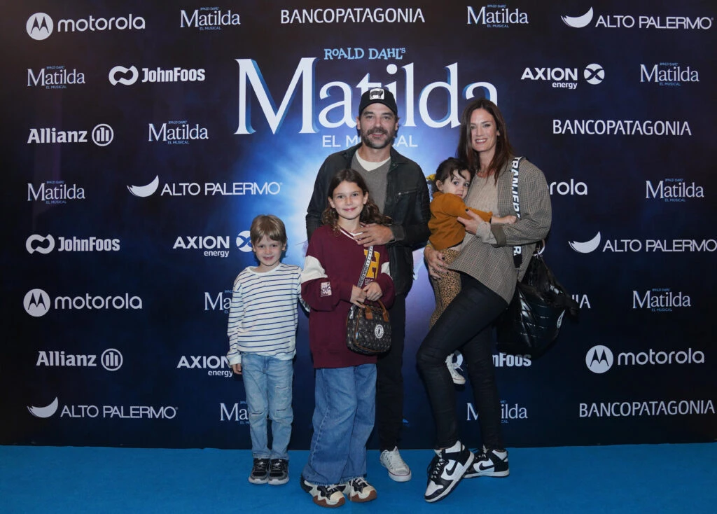 Paula Cháves y Pedro Alfonso con sus hijos