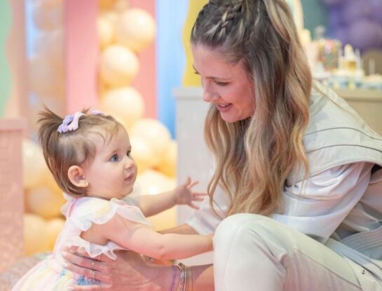 Stephanie Demner celebró el primer año de Arianna, su beba con temática de arcoiris