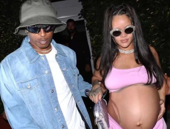 Rihanna sorprende con un look barbiecore y presume su embarazo