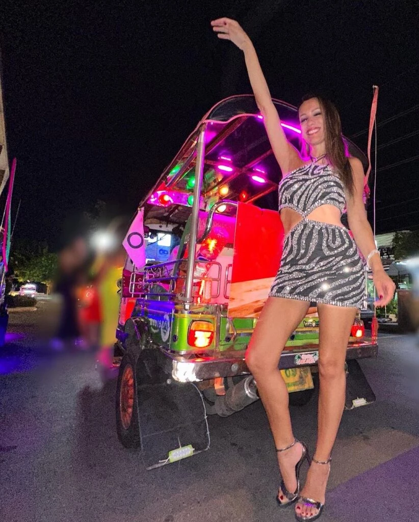 Pampita lució un look cut out en Tailandia