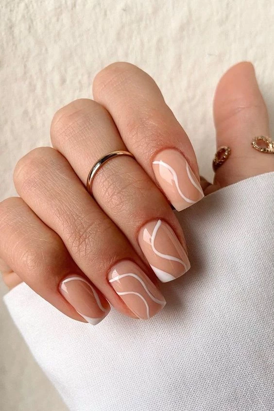 Uñas con curvas blancas