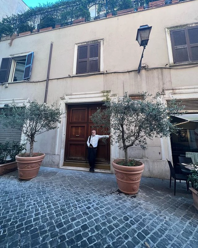 Verónica Lozano compartió una foto de su esposo en Italia