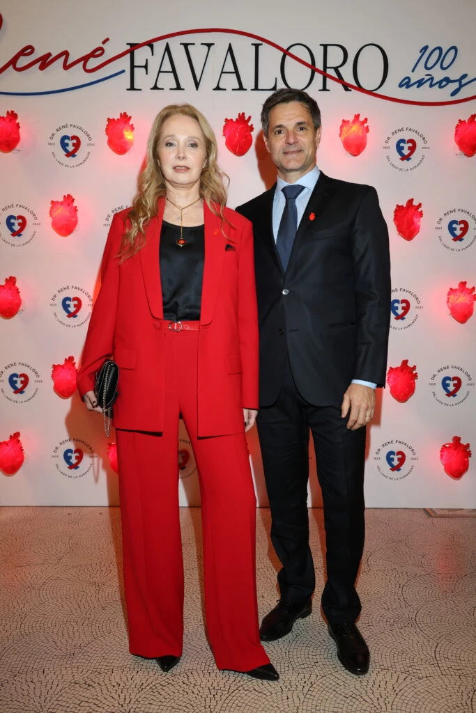 Verónica Santesteban y su marido Guillermo Puerto en la gala por los 100 años de René Favaloro en el Teatro Colón