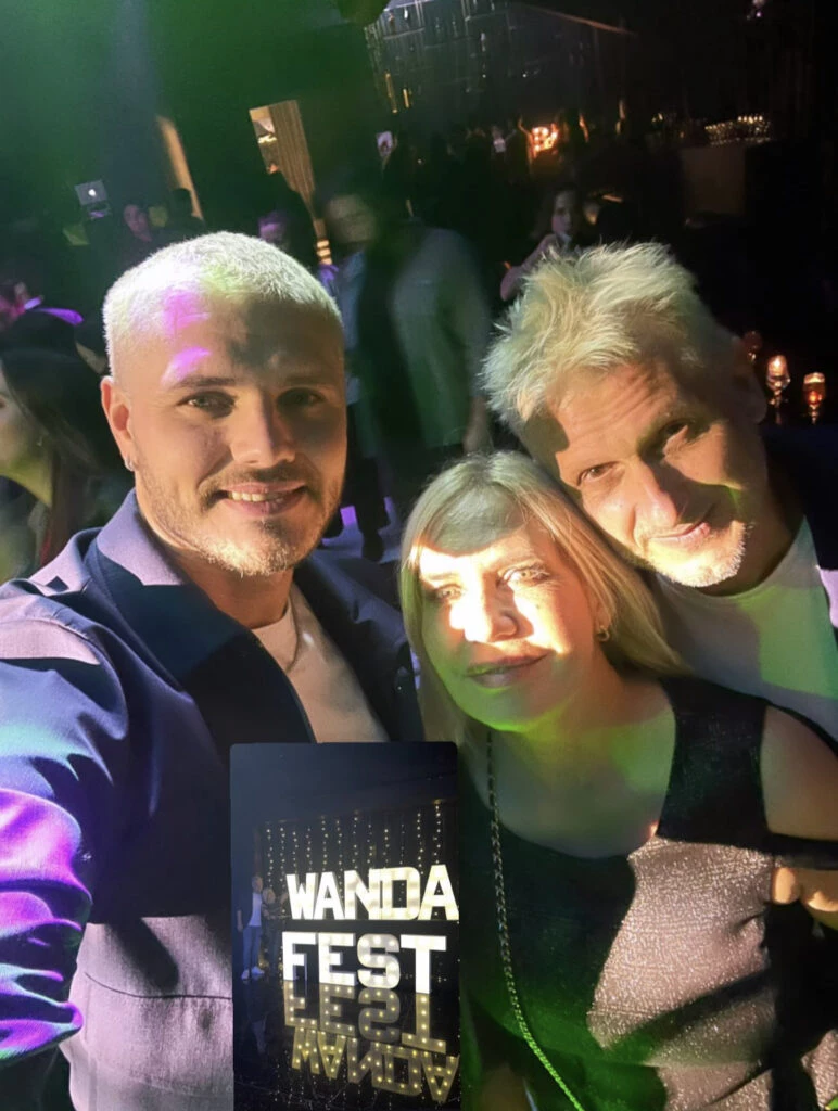 Mauro Icardi con la madre de Wanda y su pareja. Foto: Instagram.