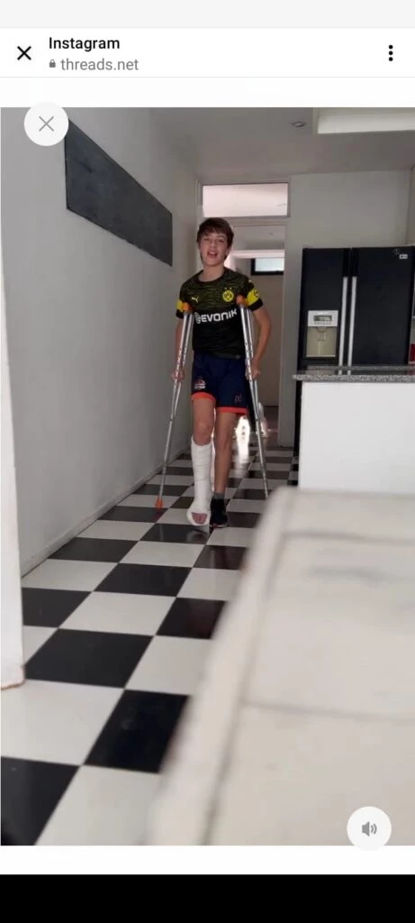 Benedicto López con yeso