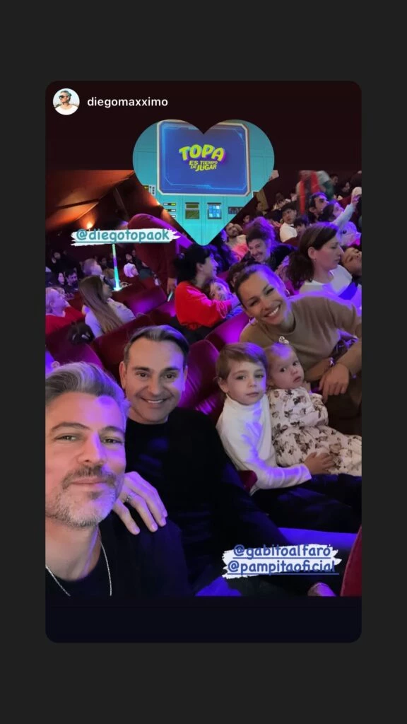 ana garcia moritan y pampita en el teatro viendo a topa