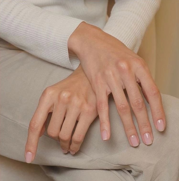 Clean girl nails, las uñas minimalistas que se imponen.