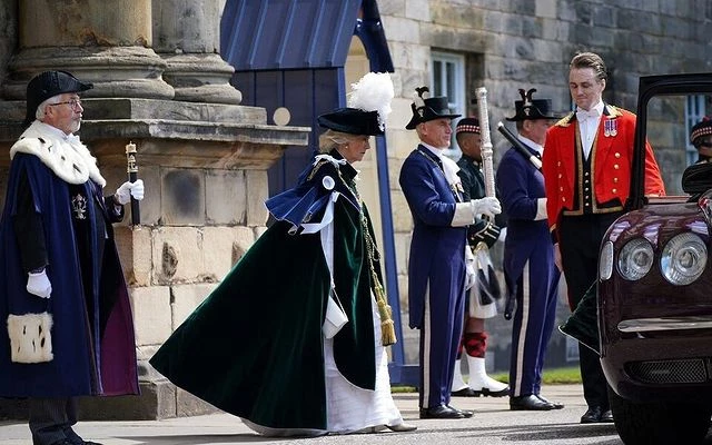 el look tradicional de camilla en la coronacion de carlos III 