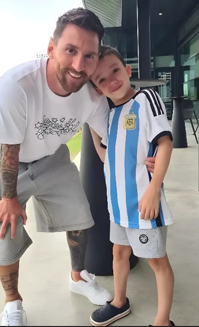 leo messi con manu el nene con la misma enfermedad que tuvo en su infancia