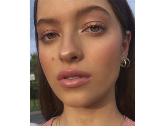 Alerta tendencia: 'glowstack', el makeup effortless que le da el brillo justo a tu piel