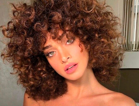 Trucos para peinar el pelo con rulos (sobre todo en días de humedad)