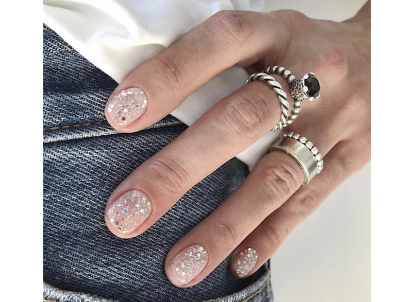 uñas minimalistas metalizadas