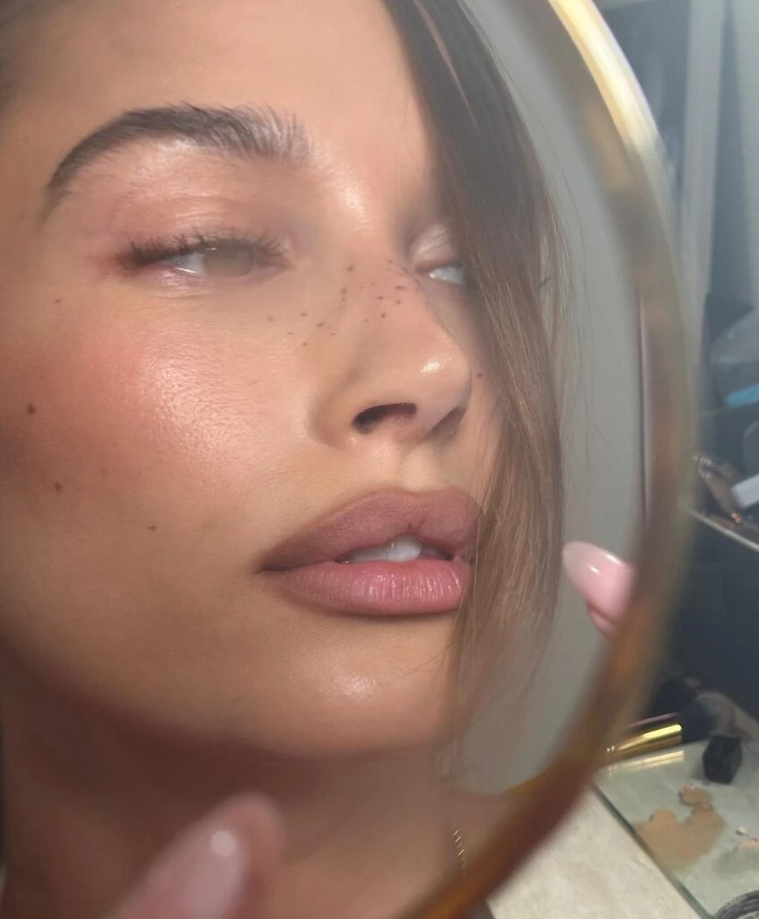 hailey bieber make up labios tendencia 2023