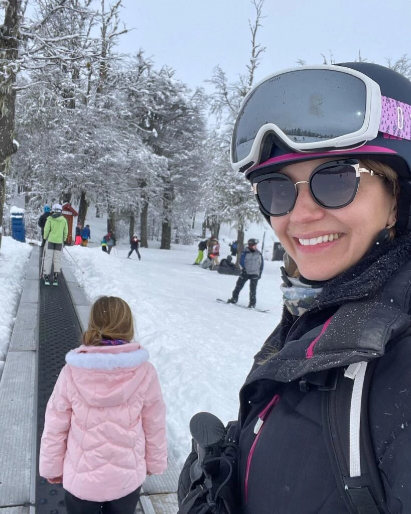 Marcela Kloosterboer de vacaciones en el sur con sus hijos Juana y Otto