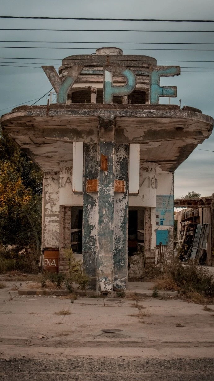 La historia detrás de la estación de servicio en ruinas convertida en un bar estilo art decó