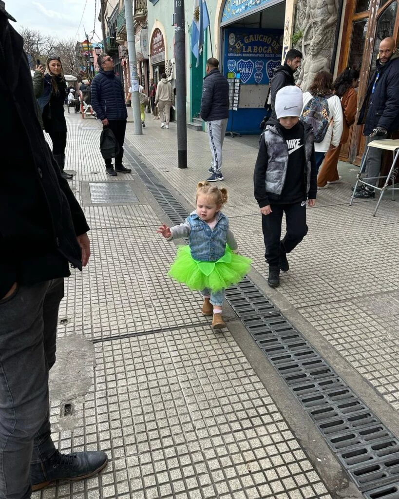 Ana García Moritán luce el ítem de moda infantil más divertido e ideal para salir a pasear