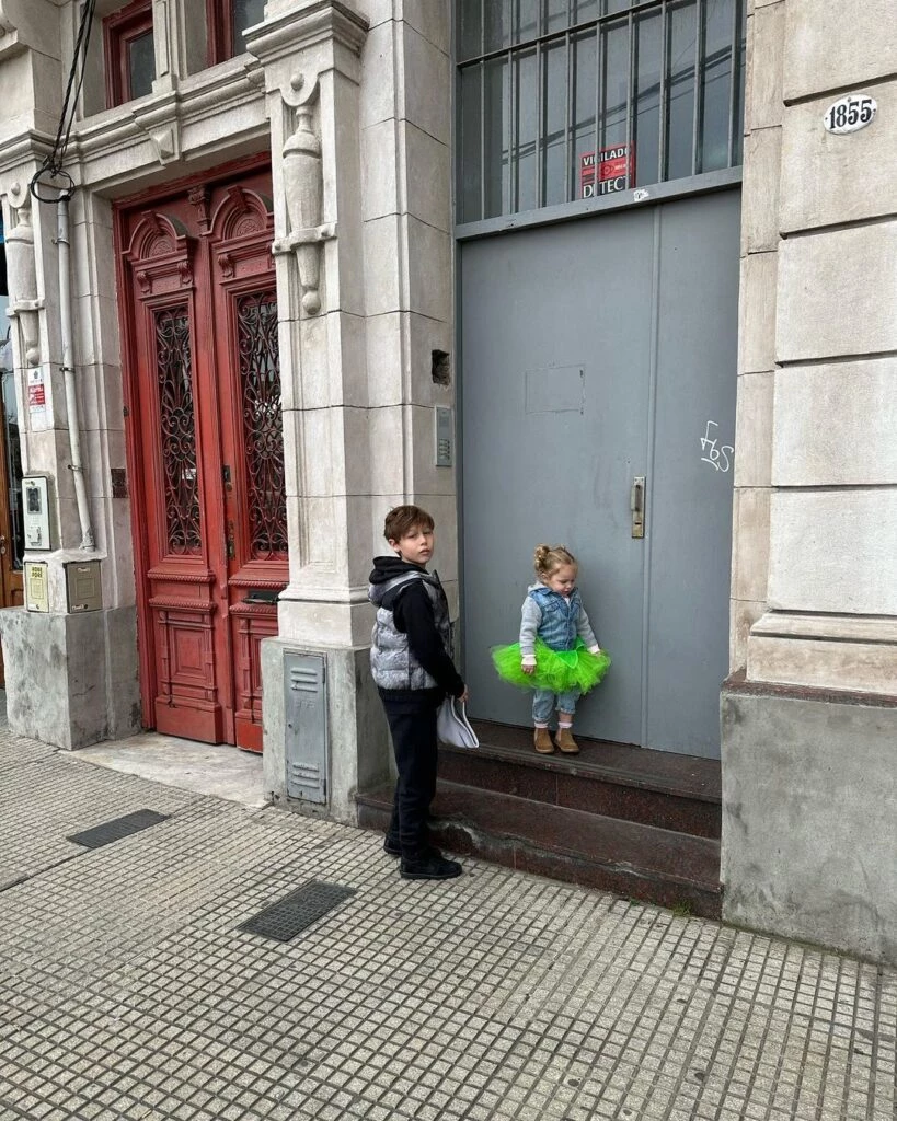 Ana García Moritán luce el ítem de moda infantil más divertido e ideal para salir a pasear