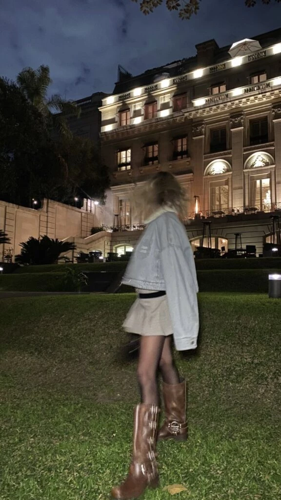 Angie Landaburu impactó con un look preppy en un evento. Foto: Instagram.