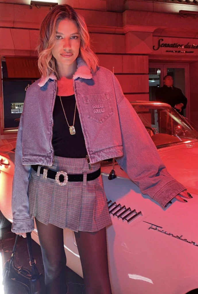 Angie Landaburu impactó con un look preppy en un evento. Foto: Instagram.