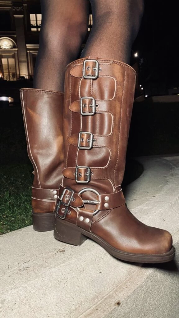 Angie Landaburu impactó con un look preppy en un evento. Foto: Instagram.