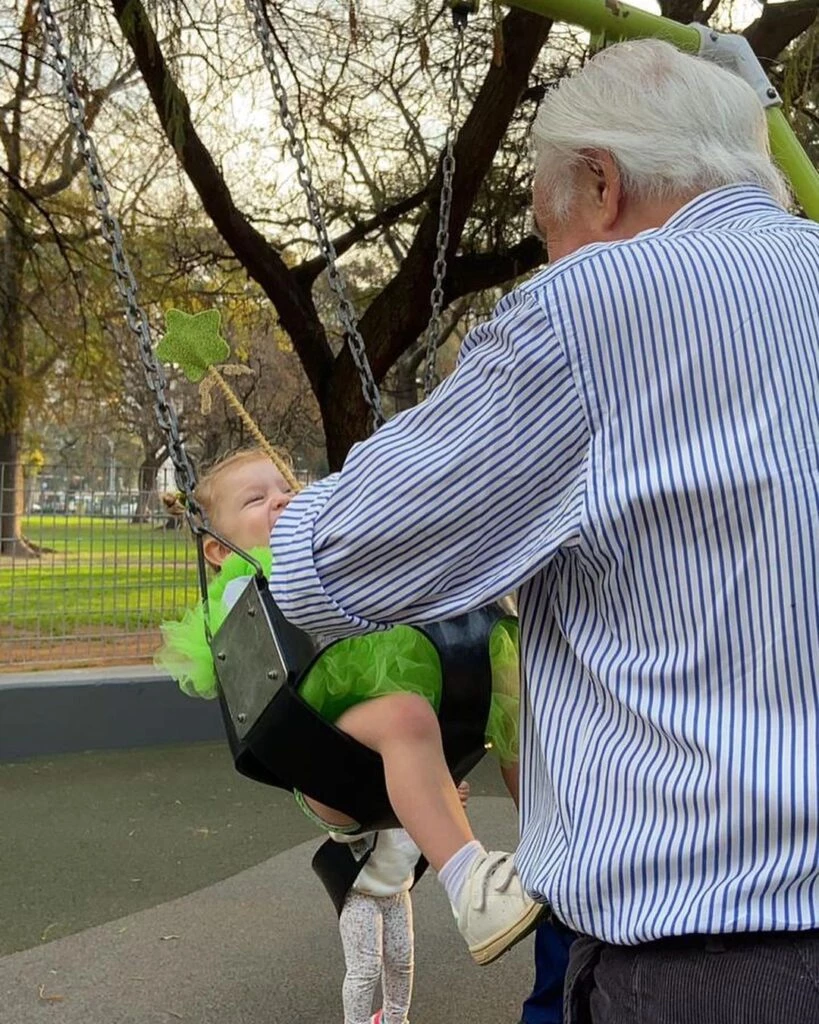 Anita Moritán con su abuelo paterno jugando en la plaza