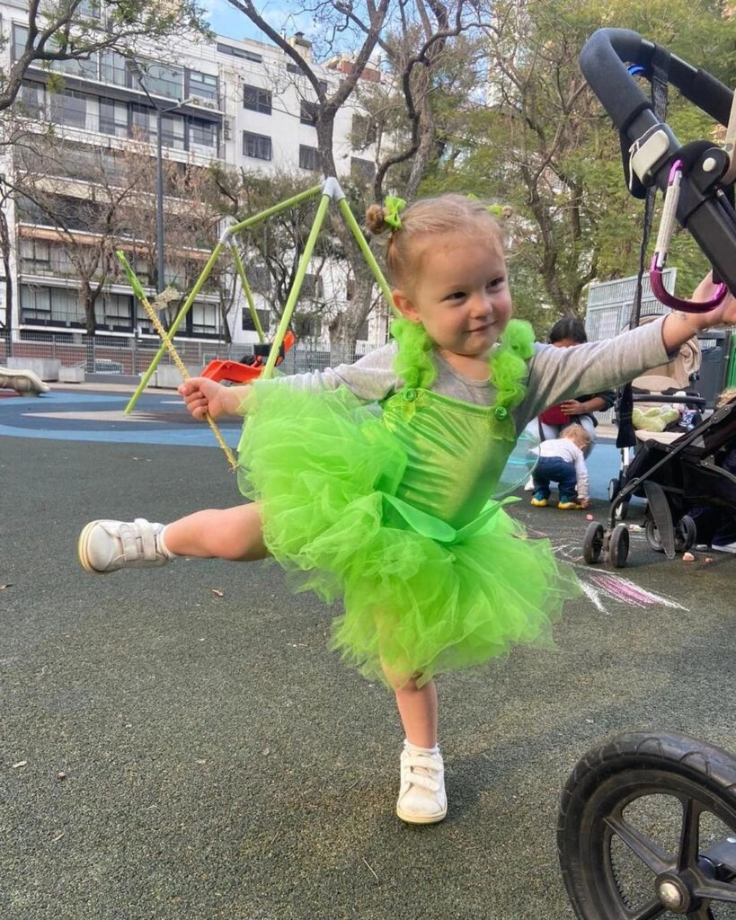 Anita se divierte en plaza con su abuelo paterno