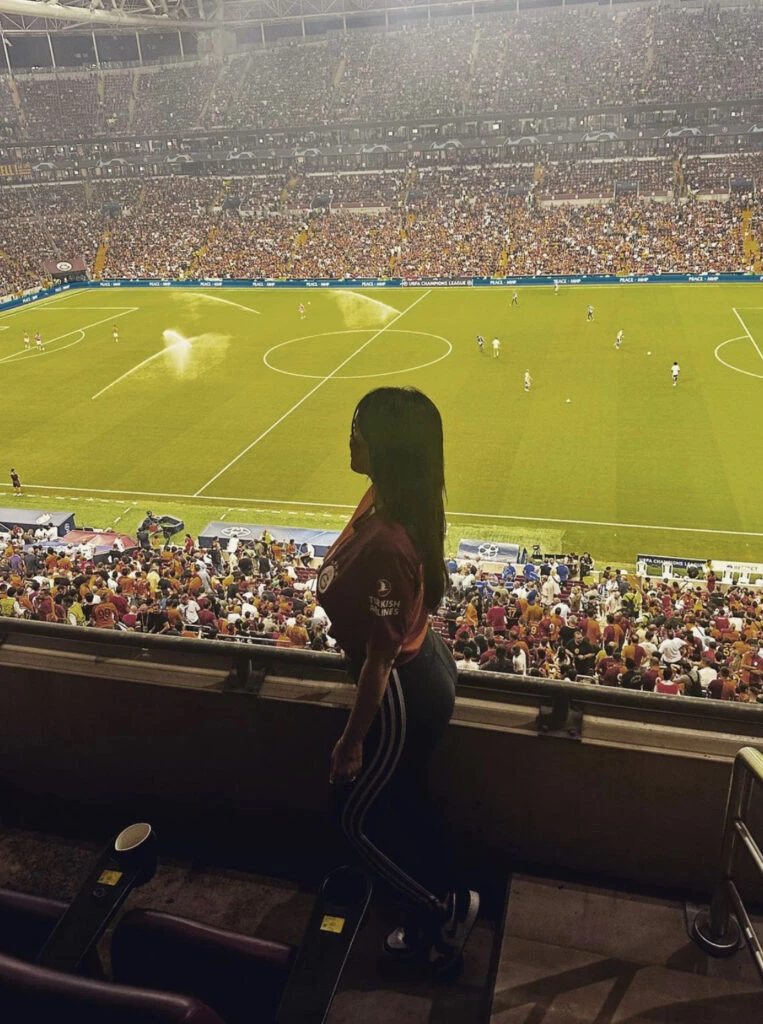 Así es el look athleisure de Wanda Nara para ir a la cancha. Foto: Instagram.