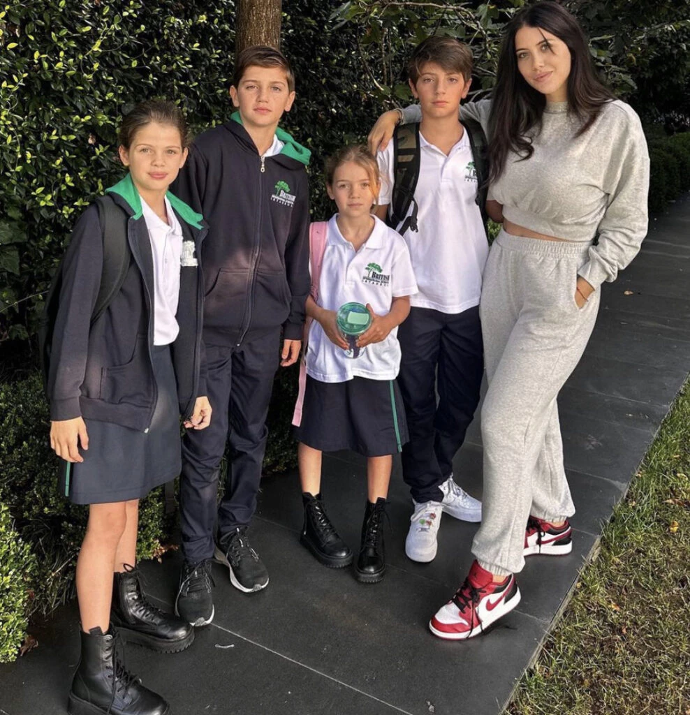 Así es el look de Wanda Nara en el primer día de colegio de sus hijos en Turquía. Foto: Instagram.