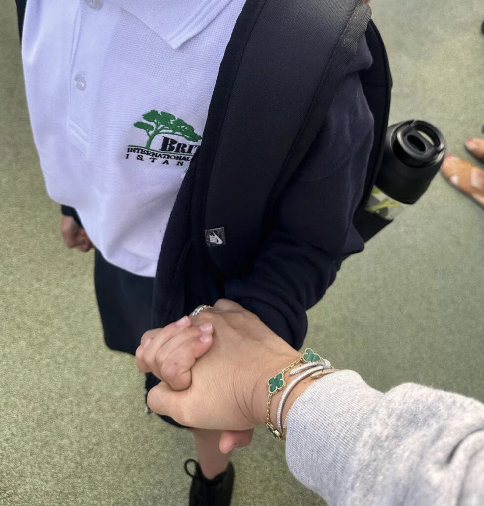 Así es el look de Wanda Nara en el primer día de colegio de sus hijos en Turquía. Foto: Instagram.