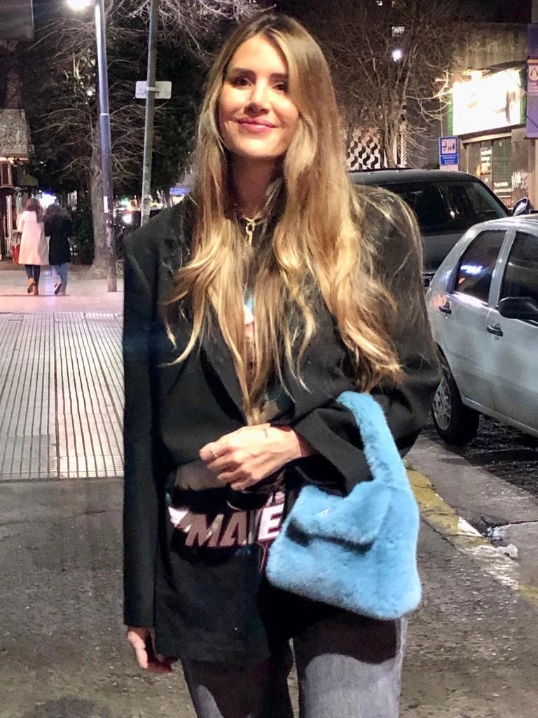 Así es la exclusiva cartera que Mica Tinelli usó en un evento. Foto: Instagram.