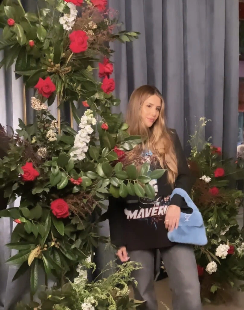 Así es la exclusiva cartera que Mica Tinelli usó en un evento. Foto: Instagram.