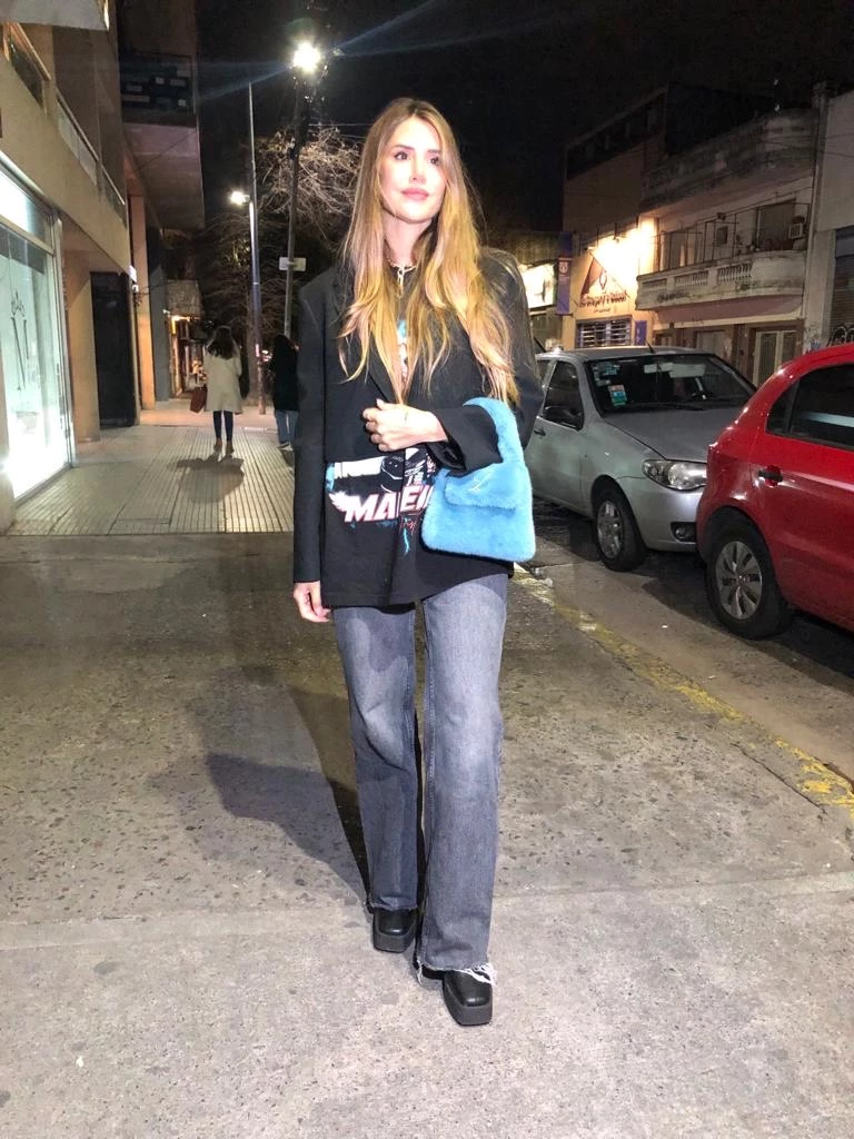 Así es la exclusiva cartera que Mica Tinelli usó en un evento. Foto: Instagram.